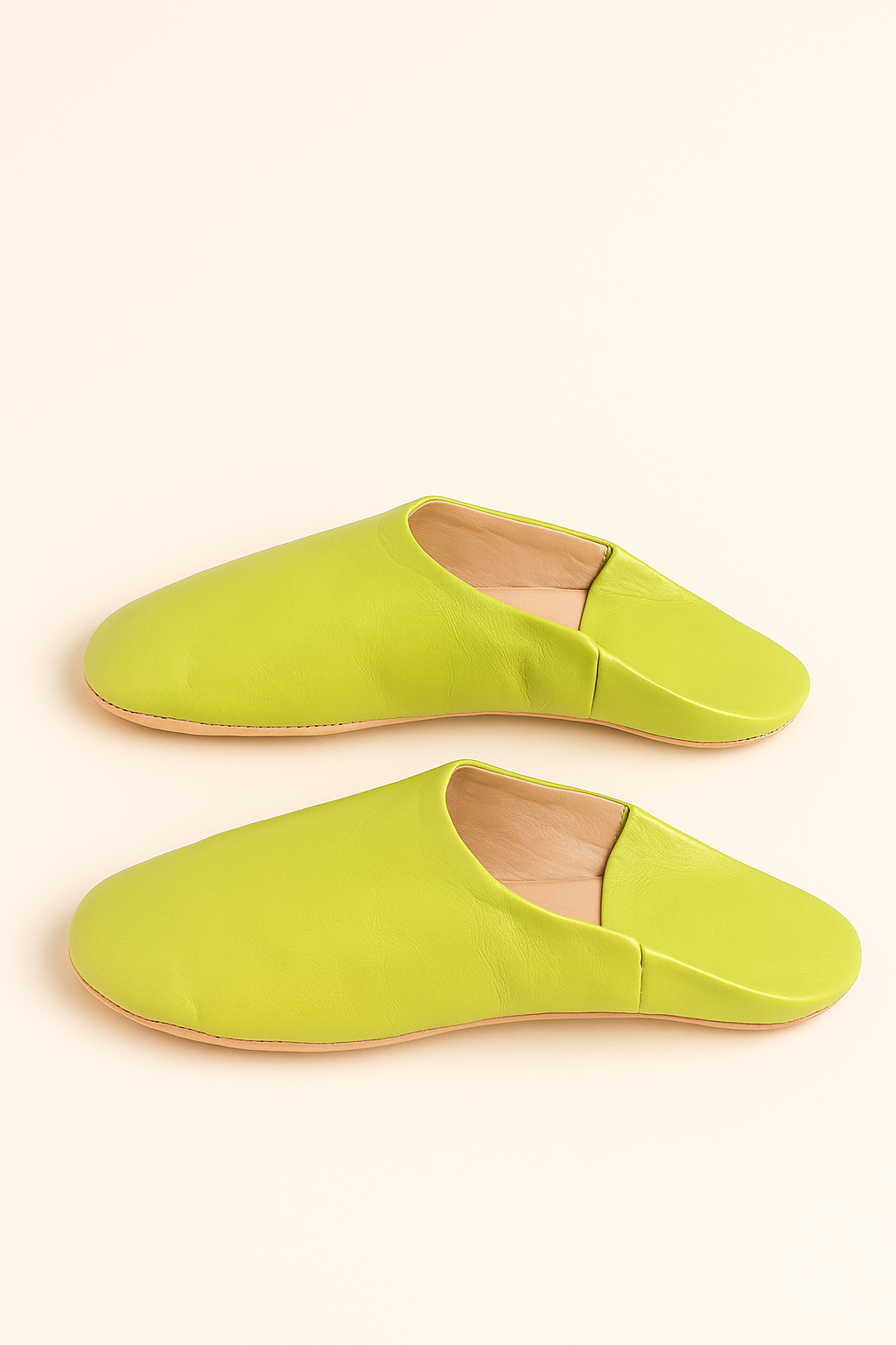 Moroccan slippers for everyday comfort | Handmade leather babouche | Unisex and naturally dyed.