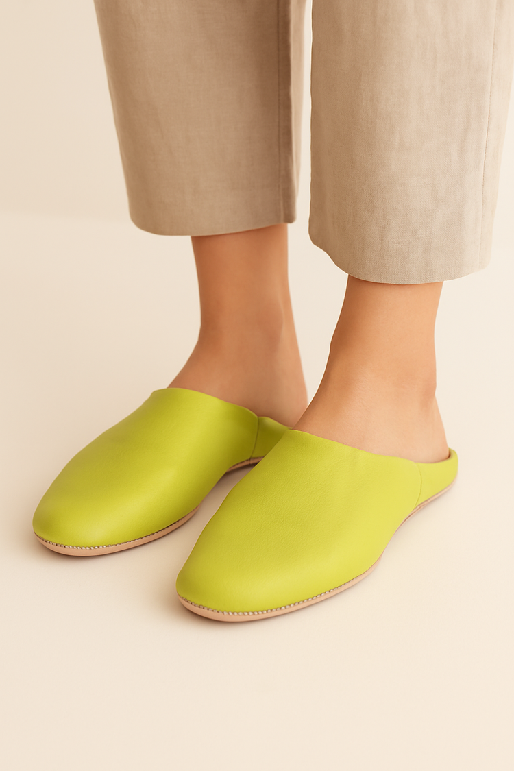 Moroccan slippers for everyday comfort | Handmade leather babouche | Unisex and naturally dyed.